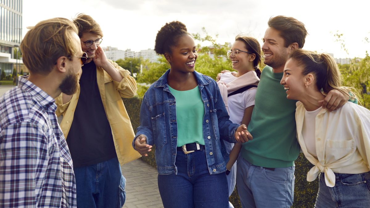 “hang out”はどういう意味？”play”や”go out”との違いも紹介