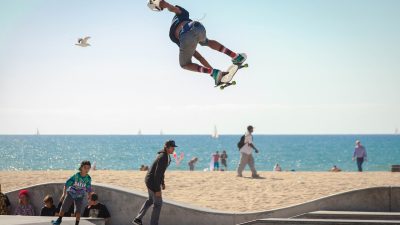 子どもにも人気の各国のスポーツ｜オーストラリア「AFL」「クリケット」「スケートボード」