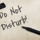 【disturb】の意味とは？邪魔する・妨害するの英語やフレーズを紹介