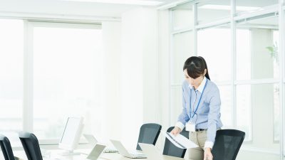 【distribute】の意味とは？配布と分配を表す英語、関連表現も紹介