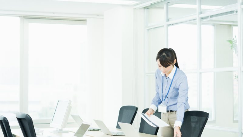 【distribute】の意味とは？配布と分配を表す英語、関連表現も紹介