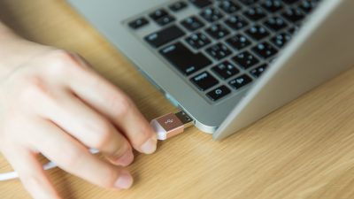 【hook up】の意味とは？「接続」の英語やスラング表現を例文で紹介