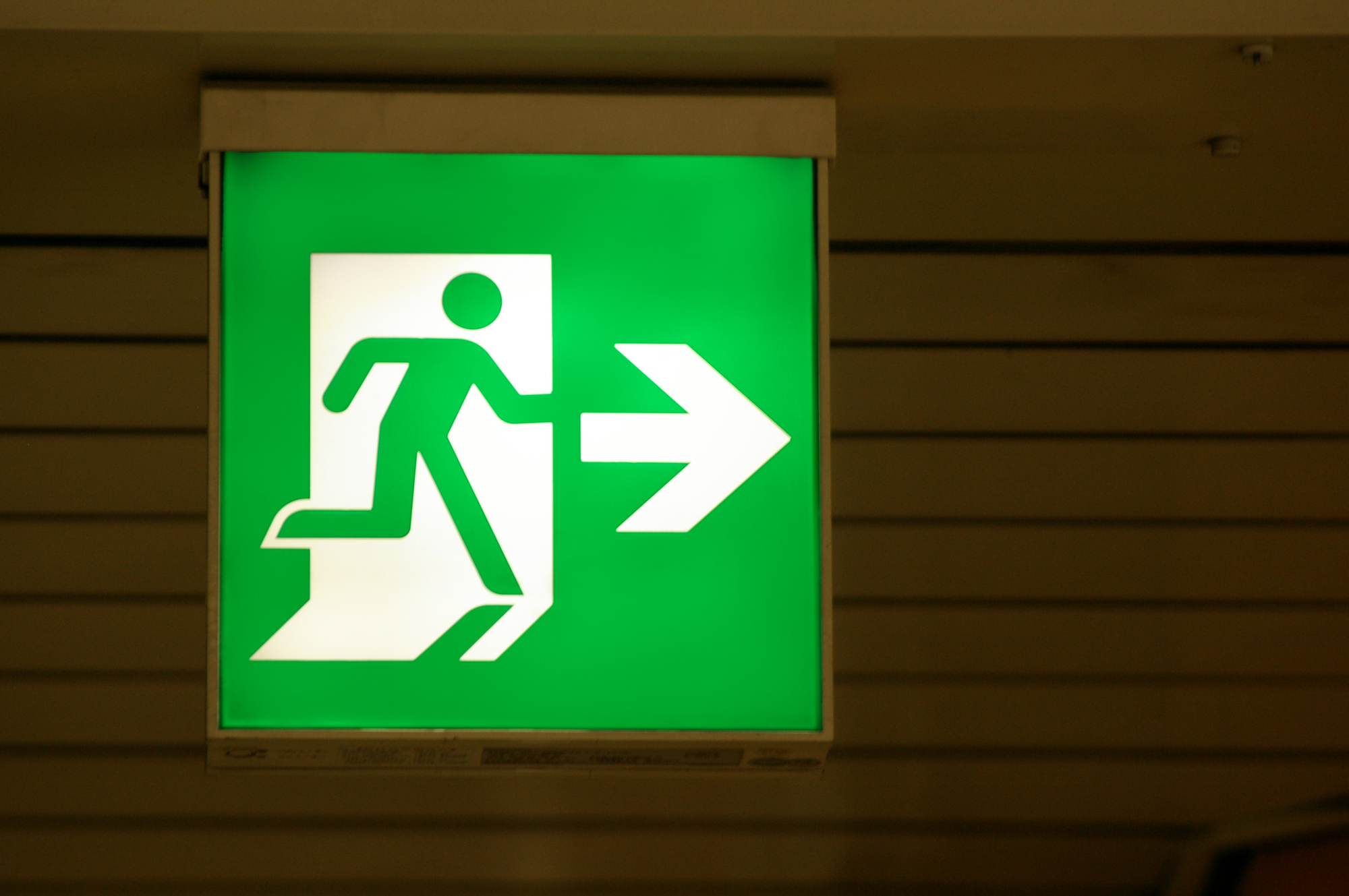 Exit”の意味は何？”Exit”を使いこなすための完全ガイド| Kimini英会話