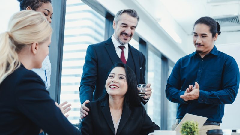 【tribute】の意味とは？賛辞・敬意を表する英語の使い方を紹介