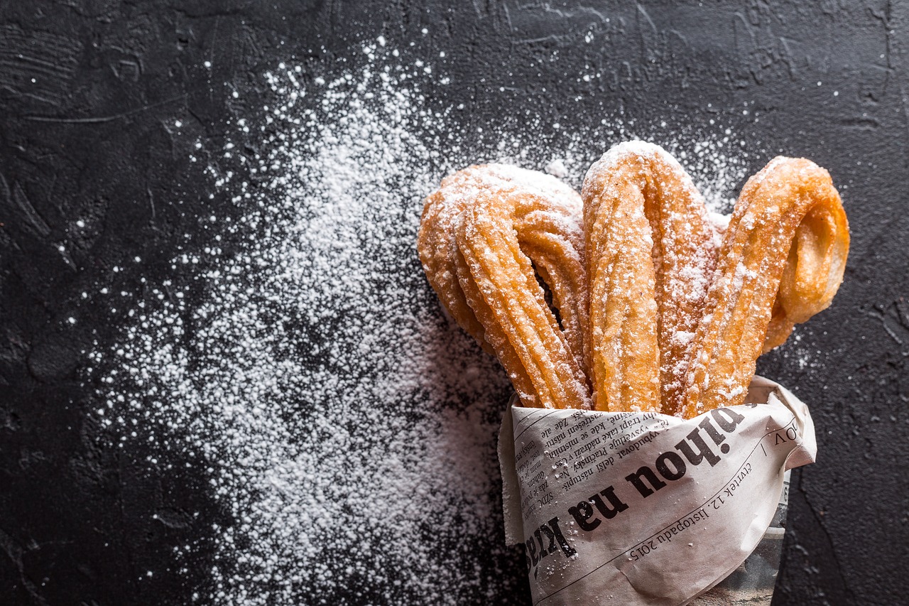 揚げ菓子の定番「チュロス」は英語で何と言う?スペイン流の食べ方も 揚げ菓子の定番「チュロス」は英語で何と言う?スペイン流の食べ方も