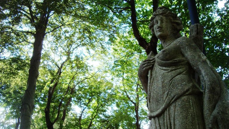 【アルテミス】ギリシャ神話、狩猟と貞潔の女神の魅力と伝説を英語で解説