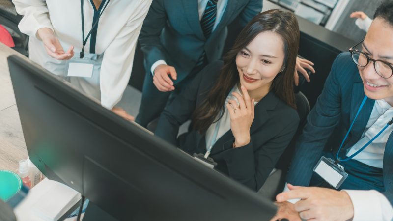 【adopt】の意味とは？基本的な使い方から、hireやadaptとの違いも解説！