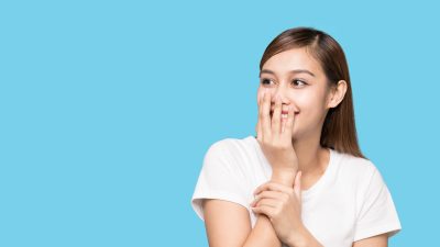 静かに笑う「クスクス」は英語で何と言う？代表的な5つの表現を紹介