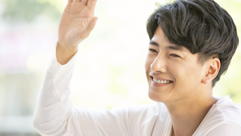 【wave】の意味とは？波や手を振るときの英語。関連表現も紹介