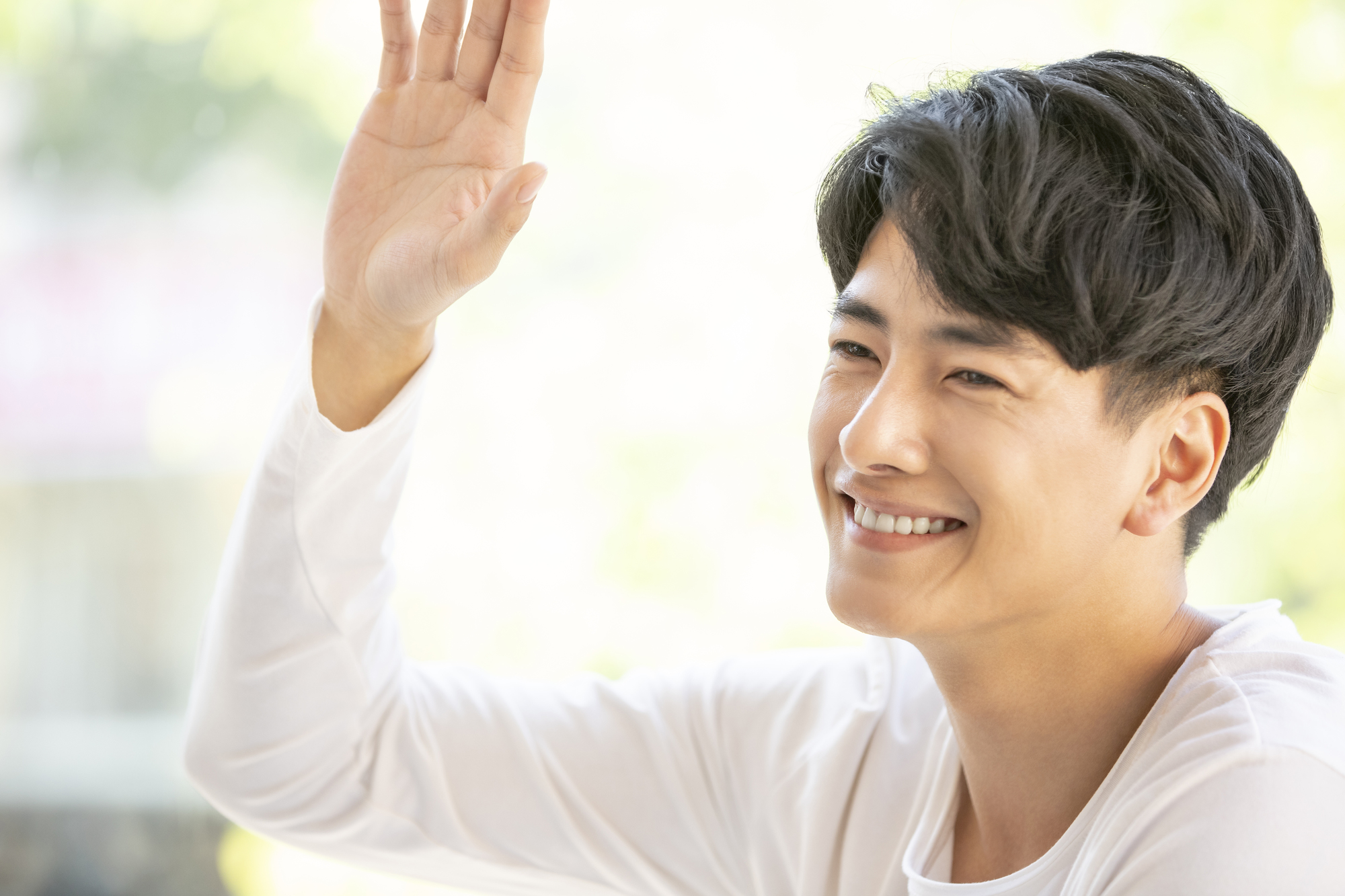 【wave】の意味とは？波や手を振るときの英語。関連表現も紹介| Kimini英会話