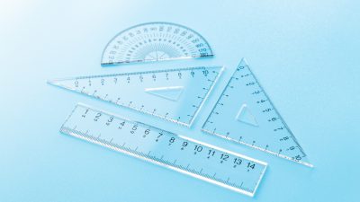 角度って英語でなんて言う？「違う角度から」「角度が大きい」の表現も紹介
