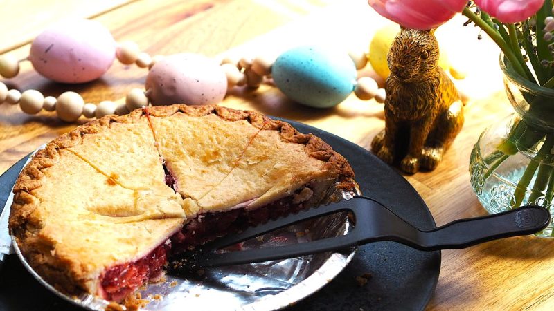 「チェリーパイ」はその赤さと酸味が人気のアメリカンパイ。日本のさくらんぼでも作れます！