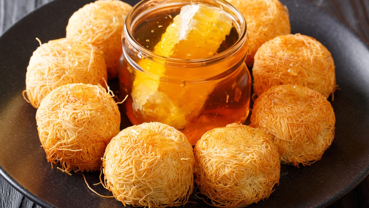 中東のお菓子クナーファについて英語でも説明。その特徴や起源についても解説。