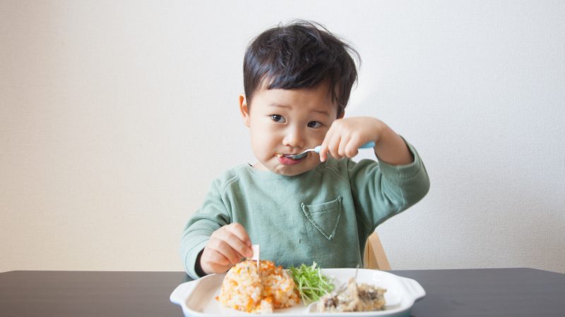 「パクパク」は英語で何と言う？夢中になって勢いよく食べる6つの表現