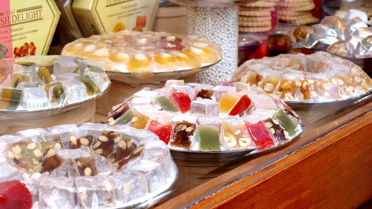 「トルコの悦び」とも呼ばれるトルコの伝統菓子ロクムを英語でも説明