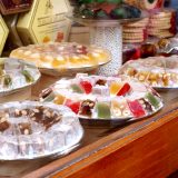 「トルコの悦び」とも呼ばれるトルコの伝統菓子ロクムを英語でも説明