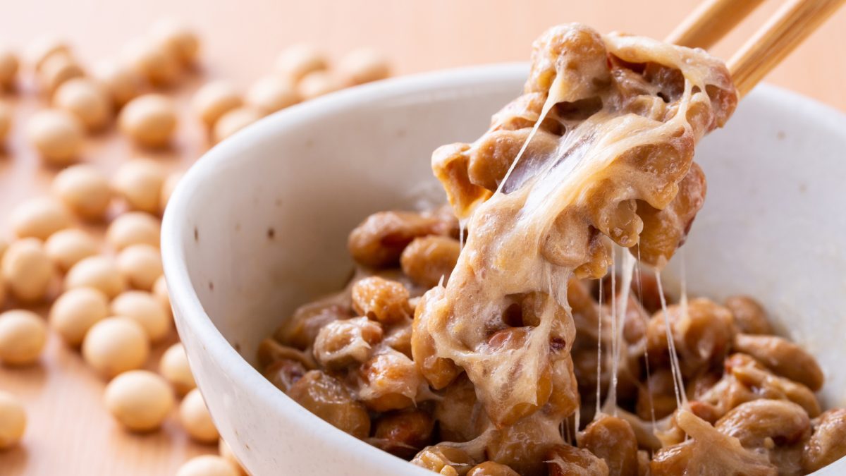 オノマトペ【ネバネバ】は英語でどう表現する？StickyとSlimyの使い方を例文で紹介