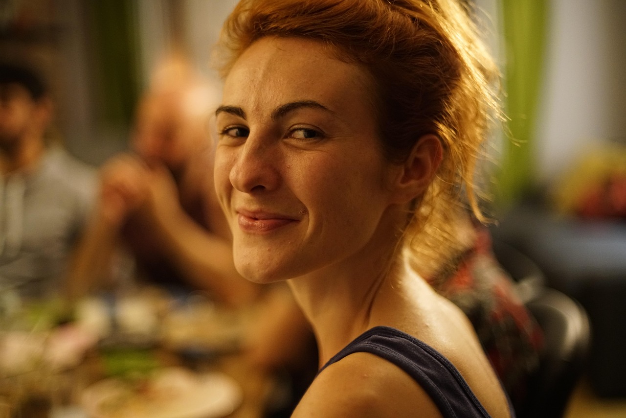 小さく静かにクスクス笑う"chuckle"