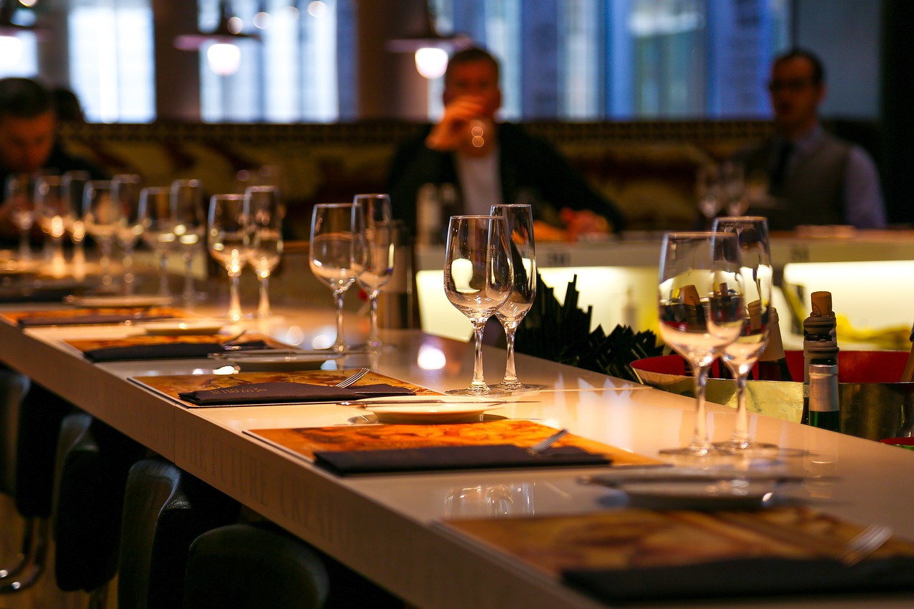 「席が空き次第ご案内します」を英語で何て言う？