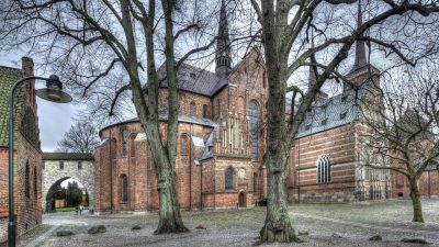 デンマークの静かな町ロスキレに立つ荘厳なゴシック建築「ロスキレ大聖堂」