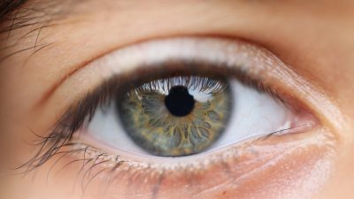 オノマトペ【ウルウル】の英語は？”Tearful”と”Teary-eyed”の使い方を例文で解説