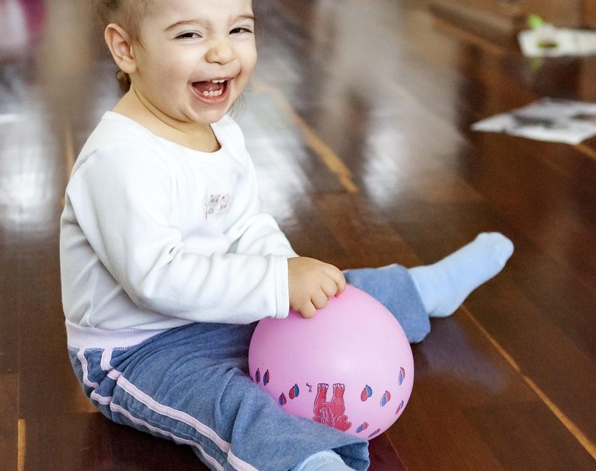 「ゲラゲラ」は英語で何と言う？大声で笑う表現やネットスラングも紹介！