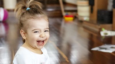 「ゲラゲラ」は英語で何と言う？大声で笑う表現やネットスラングも紹介！