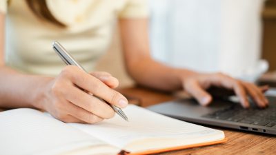 「丸暗記する」って英語でなんて言う？「英文を覚える」などの表現も解説