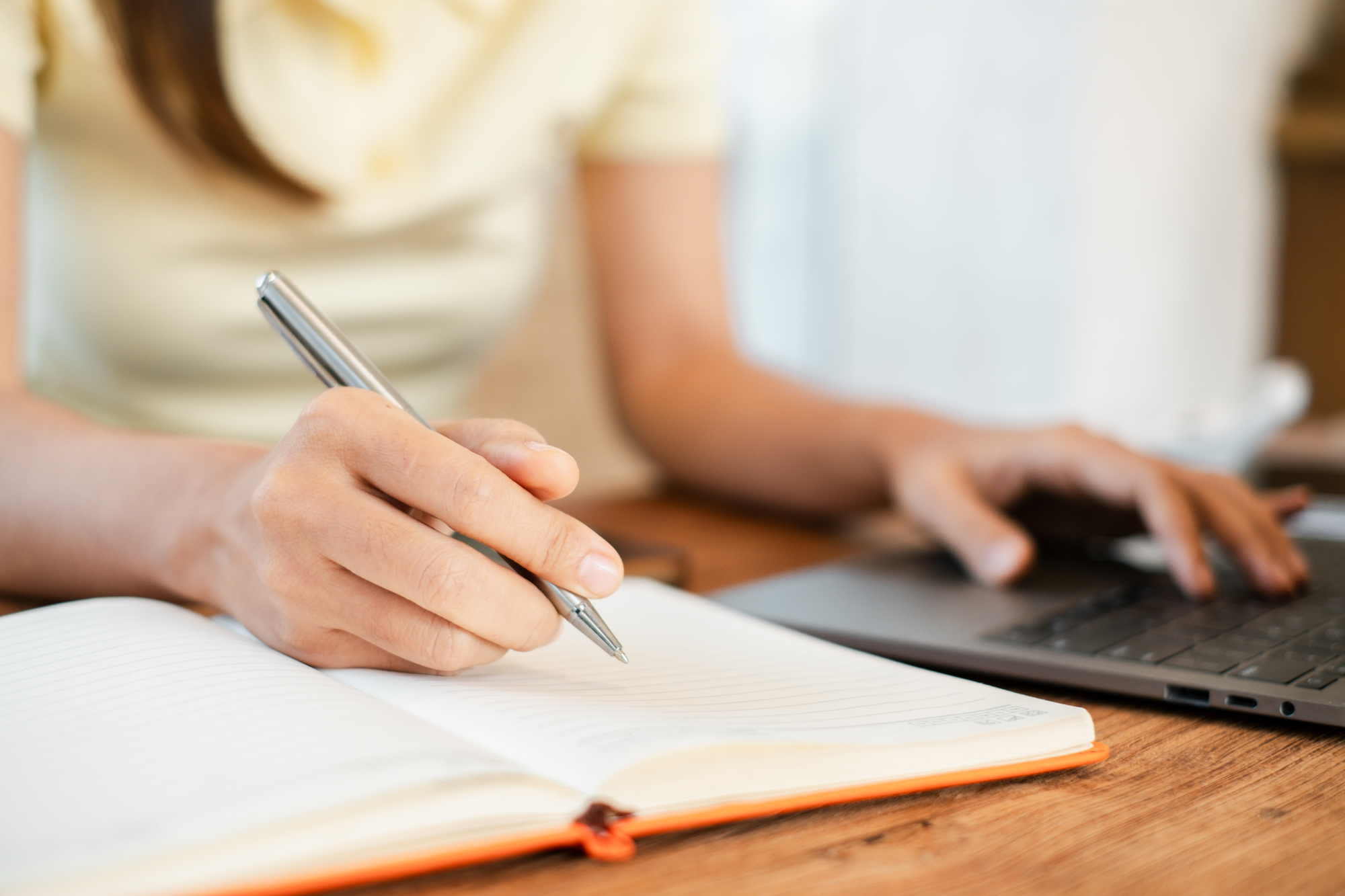 「丸暗記する」って英語でなんて言う？「英文を覚える」などの表現も解説