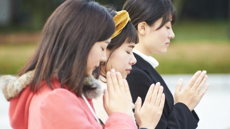「黙祷」を英語で何て言う？追悼や祈りの気持ちを表す表現を学ぼう
