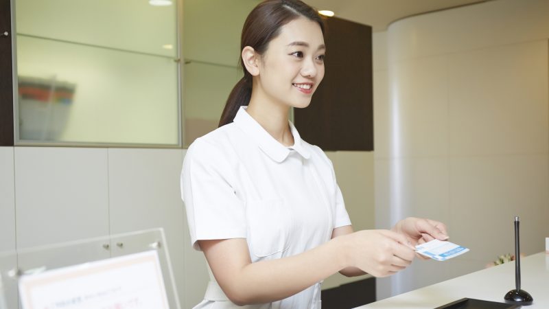 日本の歯科医院・クリニックの受付スタッフを英語で説明