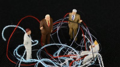 「ゴチャゴチャ」は英語で何と言う？乱雑さや混乱、文句の表現を紹介