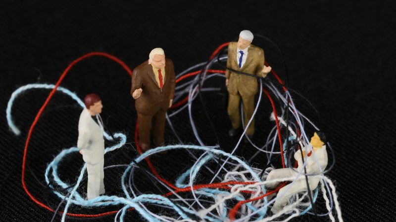 「ゴチャゴチャ」は英語で何と言う？乱雑さや混乱、文句の表現を紹介