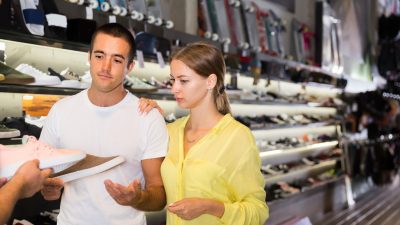 スポーツウェア売り場店員：お役立ち英単語とロールプレイングで接客英語をマスター