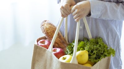 「エコバッグ」を英語で何て言う？マイバッグやビニール袋の英語表現も解説！