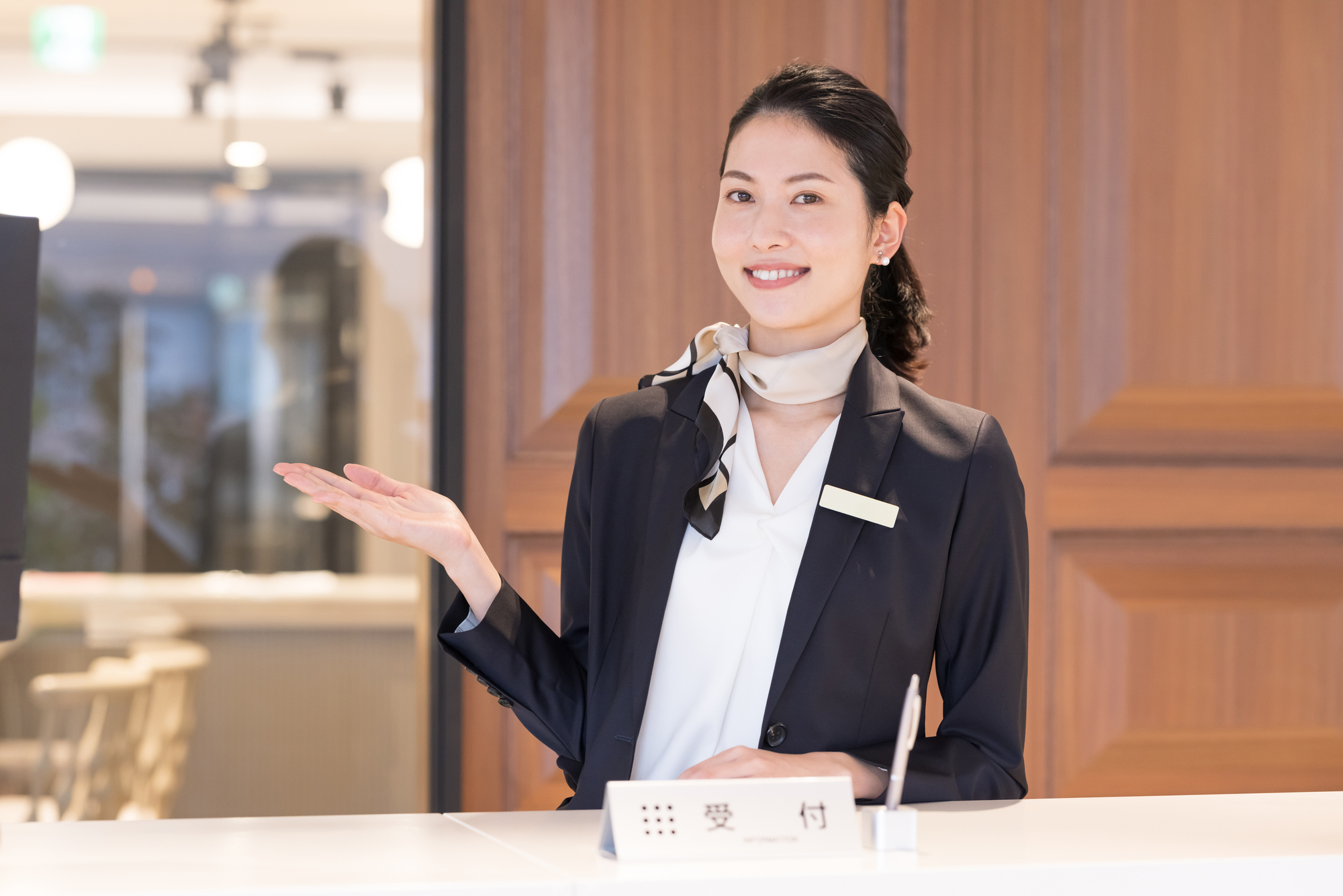 「ご案内します」を英語で何て言う？接客や来客対応に使える表現を解説！