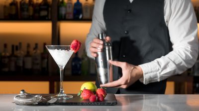 日本のバー店員の仕事内容とは？ 接客スタイルや独自文化を英語で解説