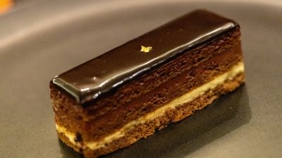 フランス菓子「オペラ」は英語で何という？そのルーツと使える英会話フレーズを紹介