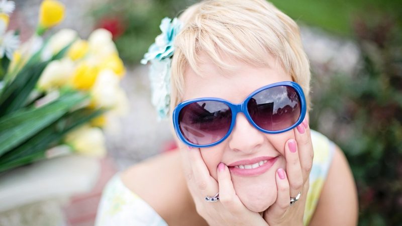 オノマトペ【ニコニコ】の英語は？心身の健康に良い影響を与えるポジティブなSmilingを紹介