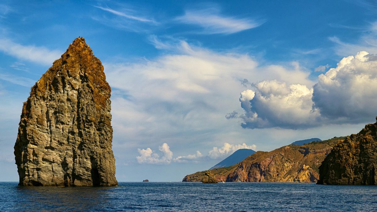 イタリアの世界遺産「エオリア諸島」とは？7つの島の特徴を英語で説明！