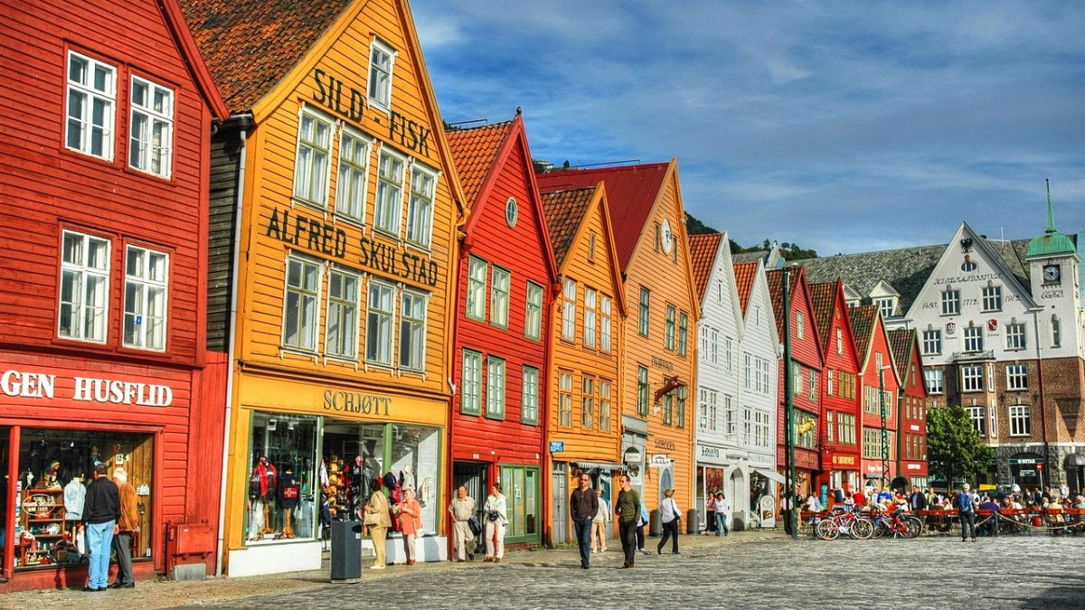 ノルウェーの世界遺産「ブリッゲン」とは？カラフルでかわいい木造家屋の街を英語で紹介