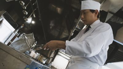 うどん屋店員の仕事を英語で説明！業務内容や接客フレーズをわかりやすく紹介