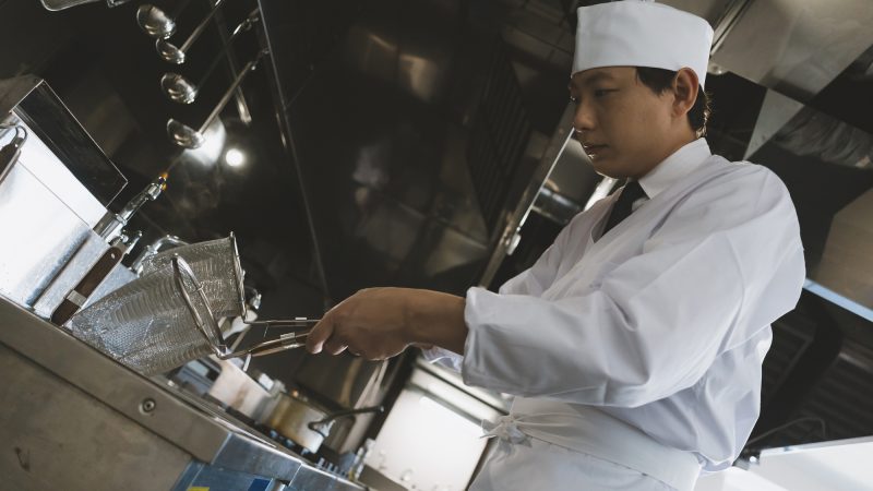 うどん屋店員の仕事を英語で説明！業務内容や接客フレーズをわかりやすく紹介