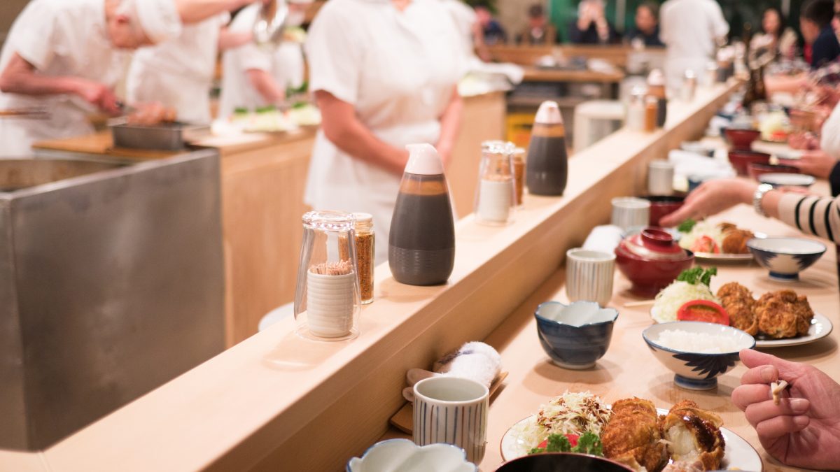 とんかつ屋店員の仕事を英語で説明！業務内容や接客スタイルをわかりやすく紹介