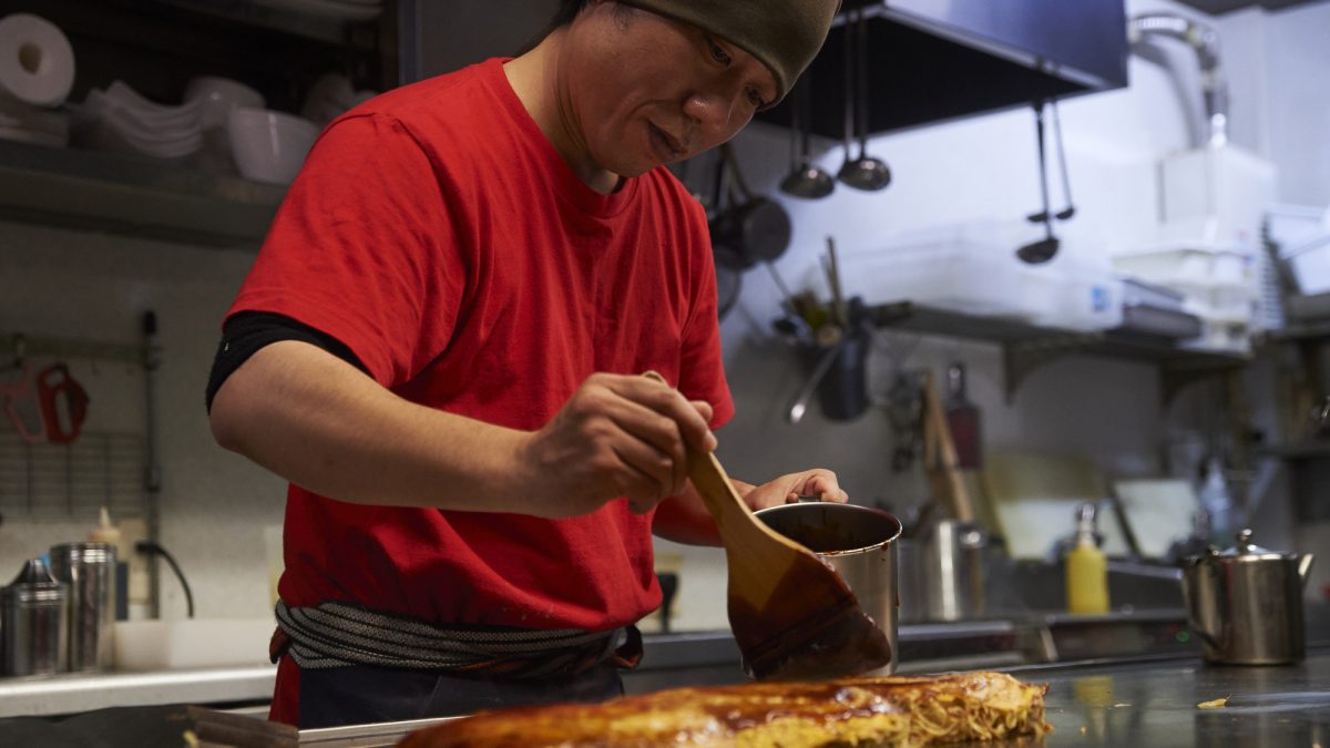 お好み焼き屋店員の仕事を英語で説明！業務内容や日本の粉もの文化をわかりやすく紹介
