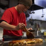 お好み焼き屋店員の仕事を英語で説明！業務内容や日本の粉もの文化をわかりやすく紹介