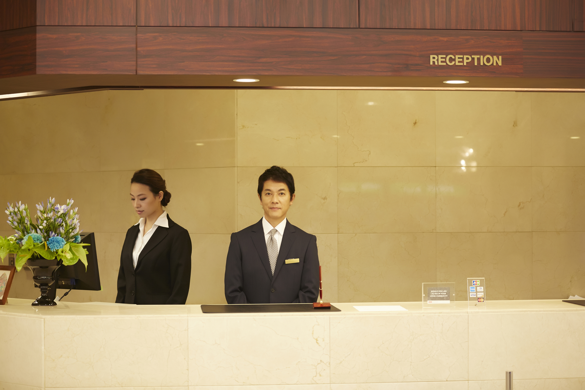 【5つ星ホテル（ラグジュアリーホテル）スタッフ】の仕事内容を英語で説明