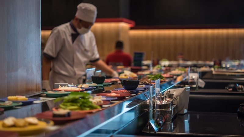 回転寿司店員の仕事を英語で説明！ 業務内容・接客スタイル・文化の特徴を英文で紹介