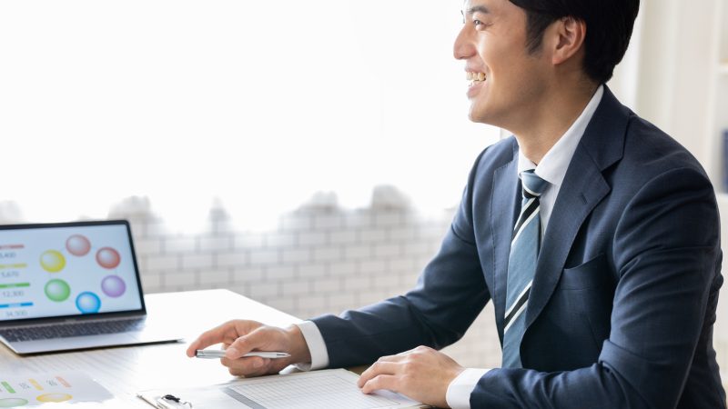 日本の保険職員（営業・代理店）を英語で説明