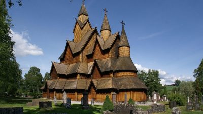 ノルウェーの世界遺産「ウルネスの木造教会」とは？歴史やみどころを英語で紹介